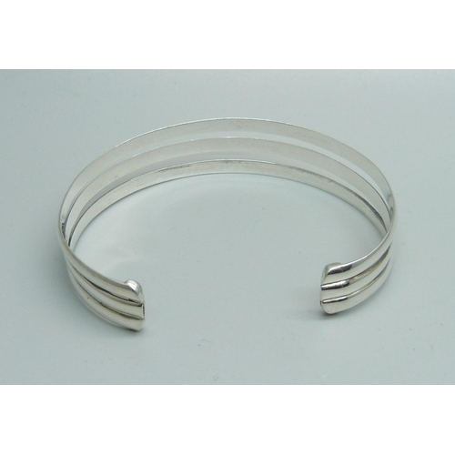 1062 - A silver bangle, 17g