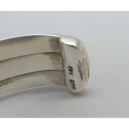 1062 - A silver bangle, 17g
