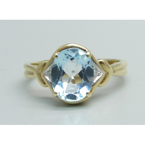 1069 - A 9ct gold and blue topaz ring, 2.4g, L