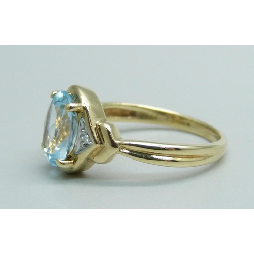 1069 - A 9ct gold and blue topaz ring, 2.4g, L