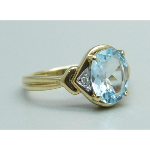 1069 - A 9ct gold and blue topaz ring, 2.4g, L