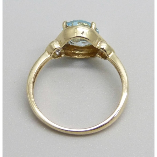 1069 - A 9ct gold and blue topaz ring, 2.4g, L