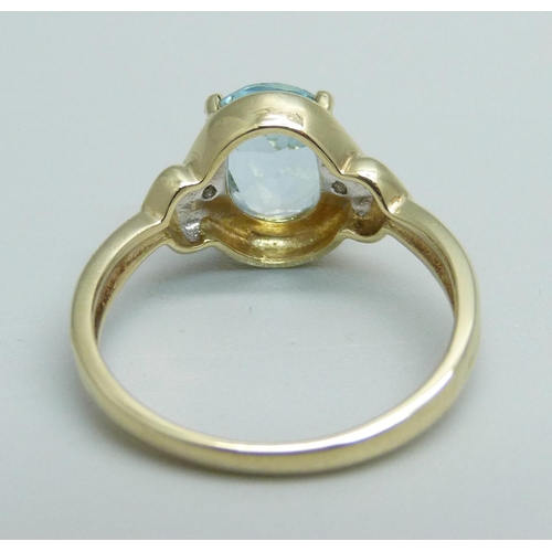 1069 - A 9ct gold and blue topaz ring, 2.4g, L