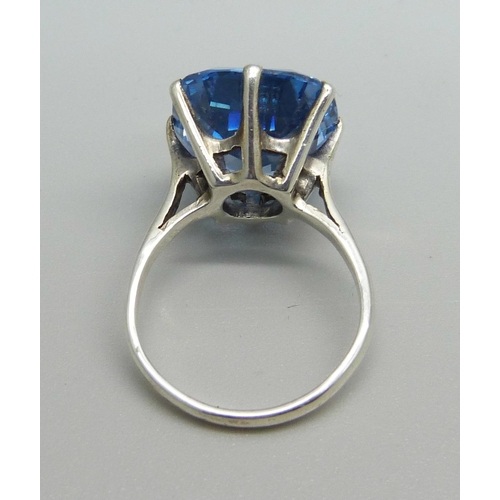 1075 - A ring set with an old cut blue stone, tests as silver, N