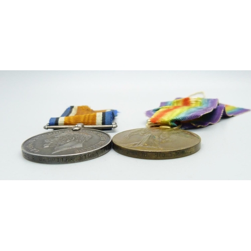 1086 - A pair of WWI medals, K.43520 P J. Smith Sto. 1 RN