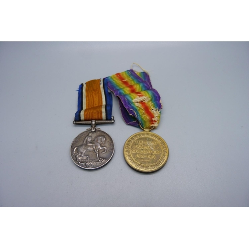 1086 - A pair of WWI medals, K.43520 P J. Smith Sto. 1 RN