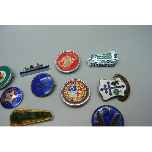 1093 - Vintage enamel and other badges