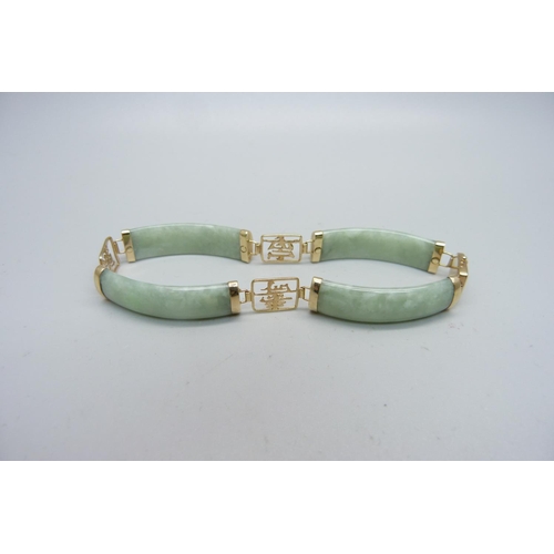 1099 - A 9ct gold and jade bracelet, 18cm