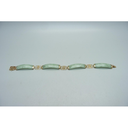 1099 - A 9ct gold and jade bracelet, 18cm