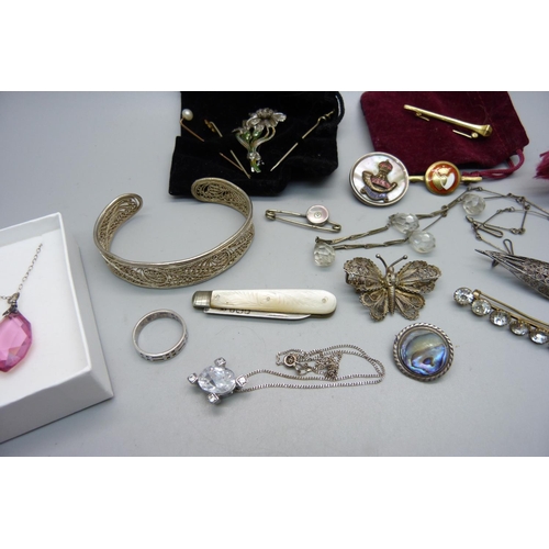 1100 - A silver and mother of pearl fruit knife and a collection of jewellery