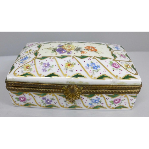 622 - A Limoges trinket box