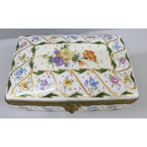 622 - A Limoges trinket box