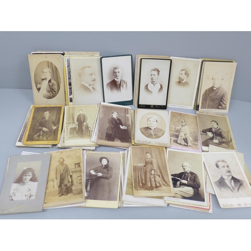 625 - A collection of over 100 carte de visites