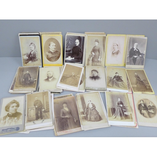 625 - A collection of over 100 carte de visites