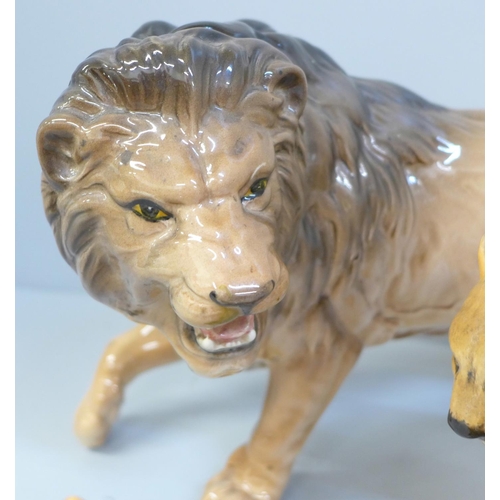 686 - A Beswick lion, lioness and cub