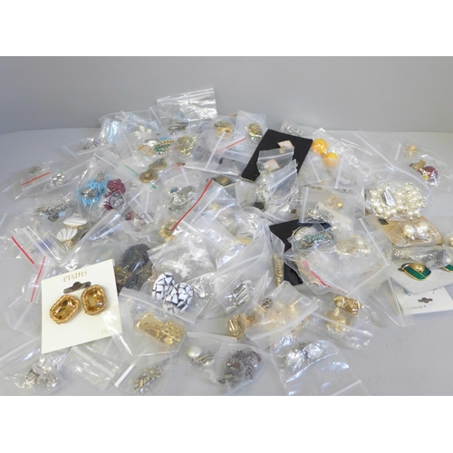 690 - A large collection of earrings, mainly clip-on