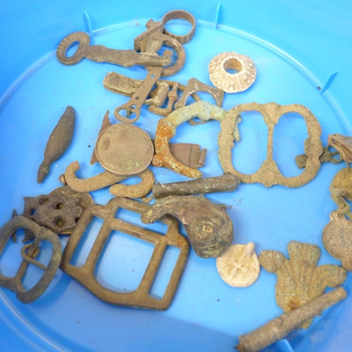 709 - A tub of metal detecting finds