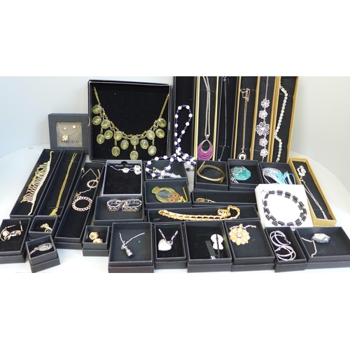 713 - A collection of costume jewellery, boxed (32 pieces)