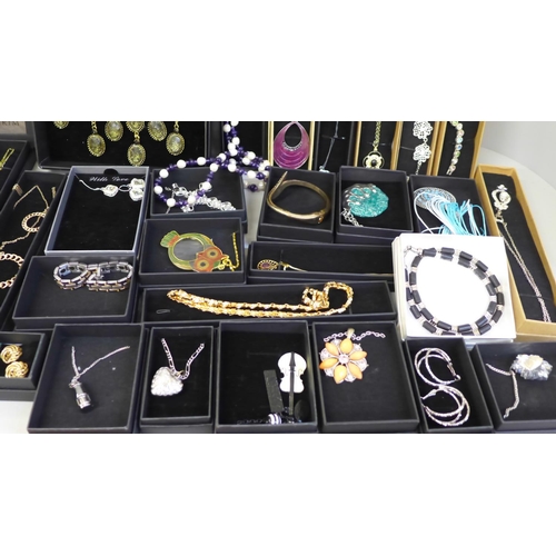 713 - A collection of costume jewellery, boxed (32 pieces)