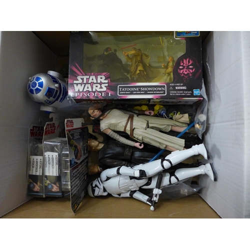 718 - Star Wars collector's bundles including figures and a complete 3D sculpture puzzle, etc.