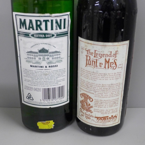 827 - A bottle of Martini and a bottle of Carpano