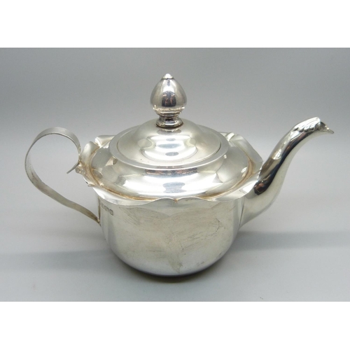 893 - A small silver teapot, Sheffield 1907, 173g