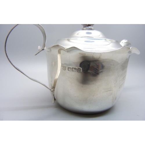 893 - A small silver teapot, Sheffield 1907, 173g