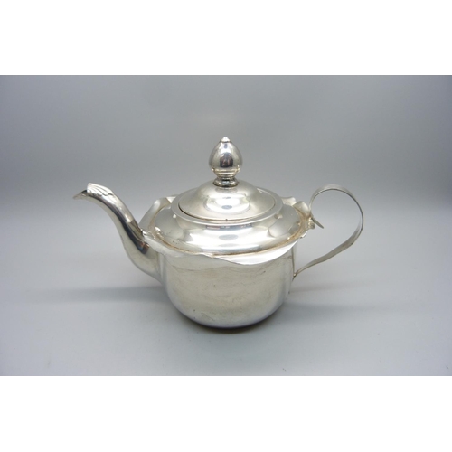 893 - A small silver teapot, Sheffield 1907, 173g