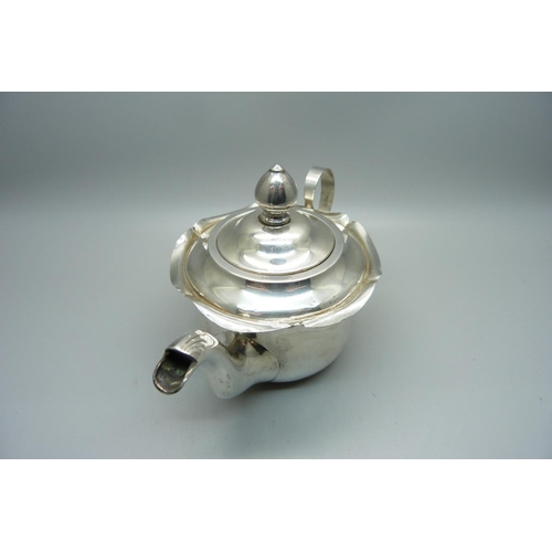 893 - A small silver teapot, Sheffield 1907, 173g