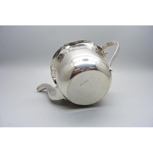 893 - A small silver teapot, Sheffield 1907, 173g