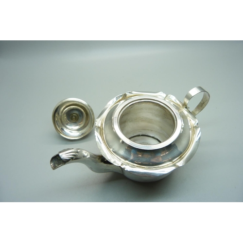 893 - A small silver teapot, Sheffield 1907, 173g