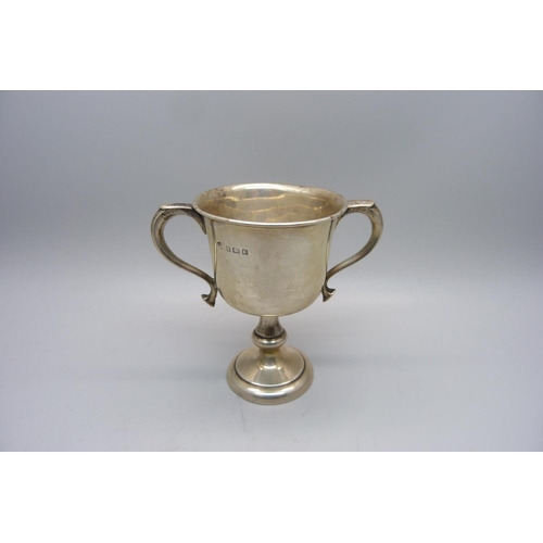 903 - A silver cup, with inscription dated 1930, 55g