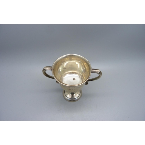 903 - A silver cup, with inscription dated 1930, 55g