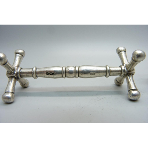 904 - A pair of silver knife rests, Sheffield 1911, 113g