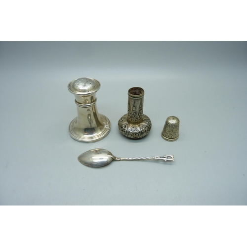 907 - A silver pepper pot, spoon, silver thimble and Victorian silver cane top, thimble a/f