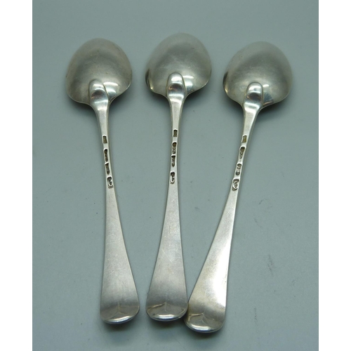 910 - Three George III silver spoons, London 1780, Sumner & Crossley, 97g