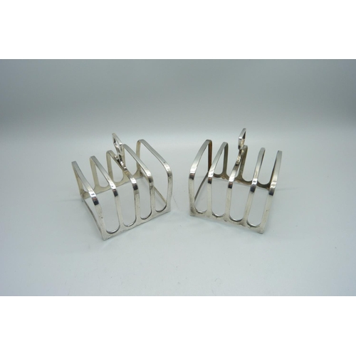 913 - A pair of silver toast racks, Birmingham 1928, Mappin & Webb, 121g