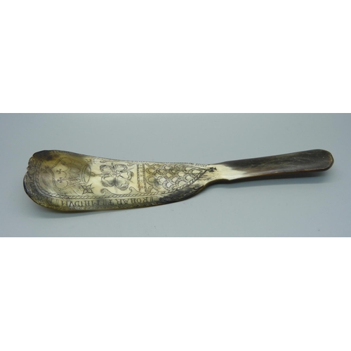 914 - A scrimshaw shoe horn, 1610, a/f