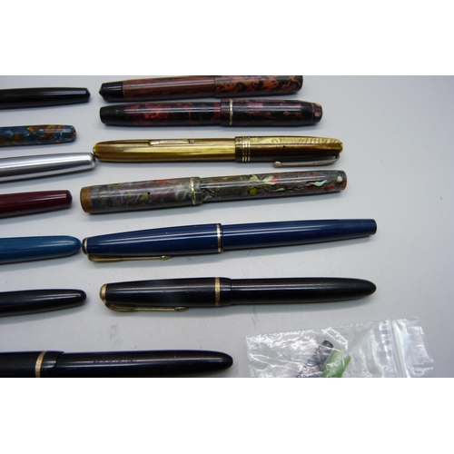 916 - Thirteen fountain pens, some with gold nibs including two Parker Duofold and Slimfold Waterman's 513... 