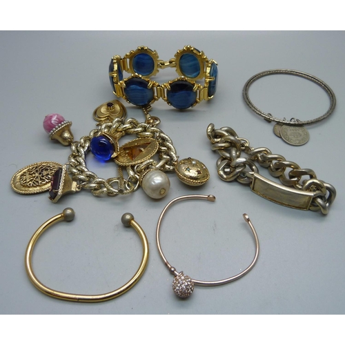 934 - Costume jewellery and bangles