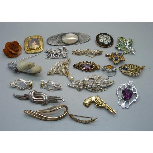 937 - A collection of costume brooches, (amber coloured brooch and micro-mosaic brooch lacking pins)