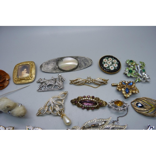 937 - A collection of costume brooches, (amber coloured brooch and micro-mosaic brooch lacking pins)