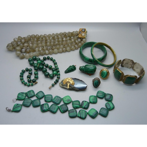 939 - Malachite and other jewellery