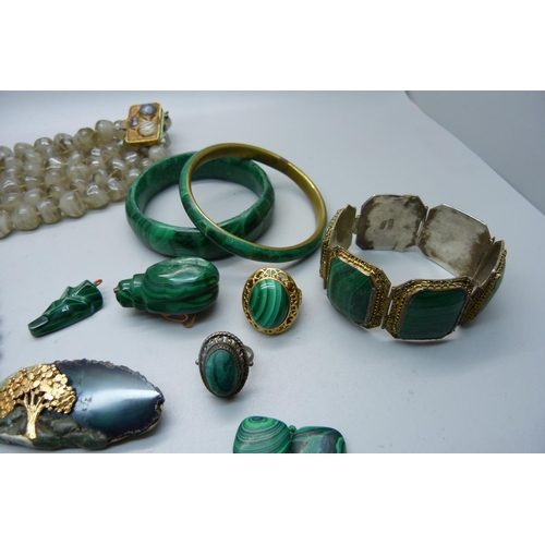 939 - Malachite and other jewellery