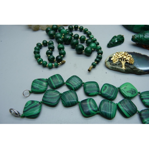 939 - Malachite and other jewellery