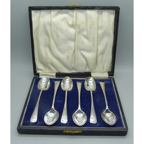 945 - A set of six silver spoons, Sheffield 1907, 88g, with a case