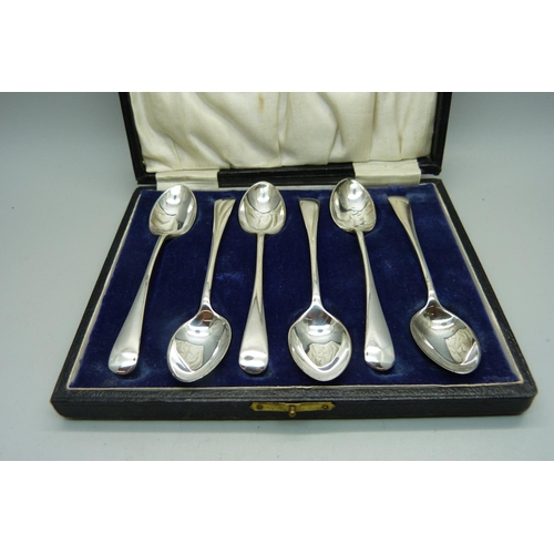 945 - A set of six silver spoons, Sheffield 1907, 88g, with a case