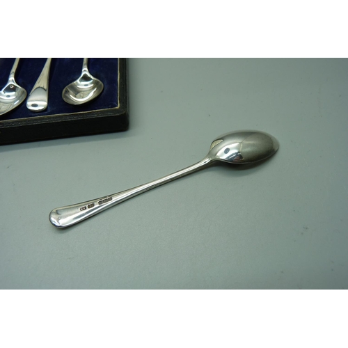 945 - A set of six silver spoons, Sheffield 1907, 88g, with a case