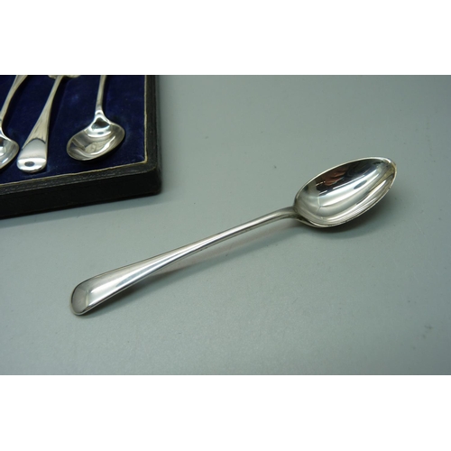 945 - A set of six silver spoons, Sheffield 1907, 88g, with a case