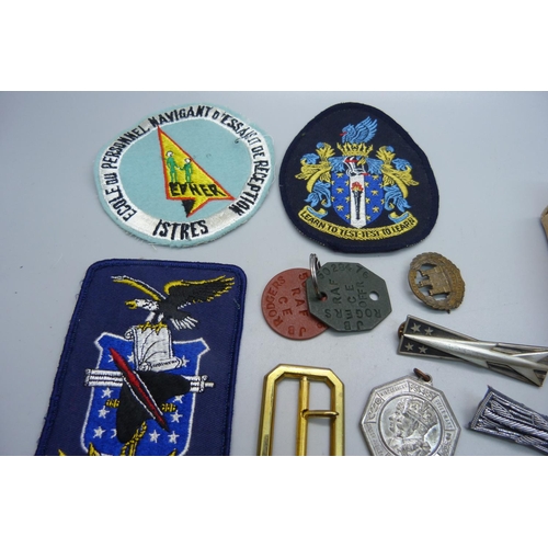 952 - A silver and enamel  RAF sweetheart badge, military buttons, badges, other cloth badges and dog tags... 